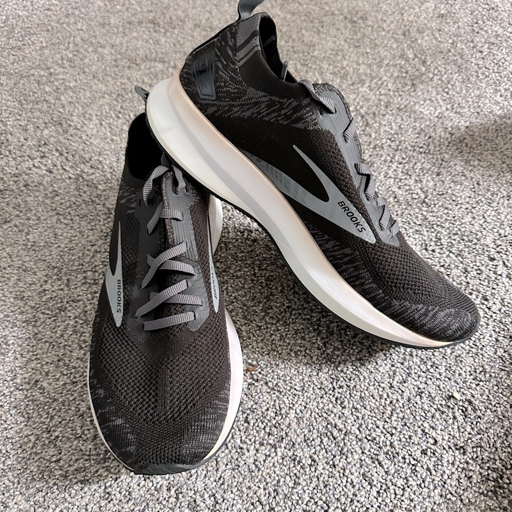 Brooks Men’s Levitate 4 Running Shoe - Size 10 - Pre-Loved